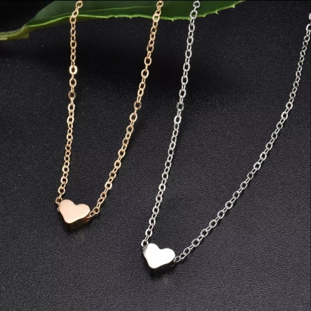 NWT Gold Dainty Heart Necklace - Picture 10 of 10